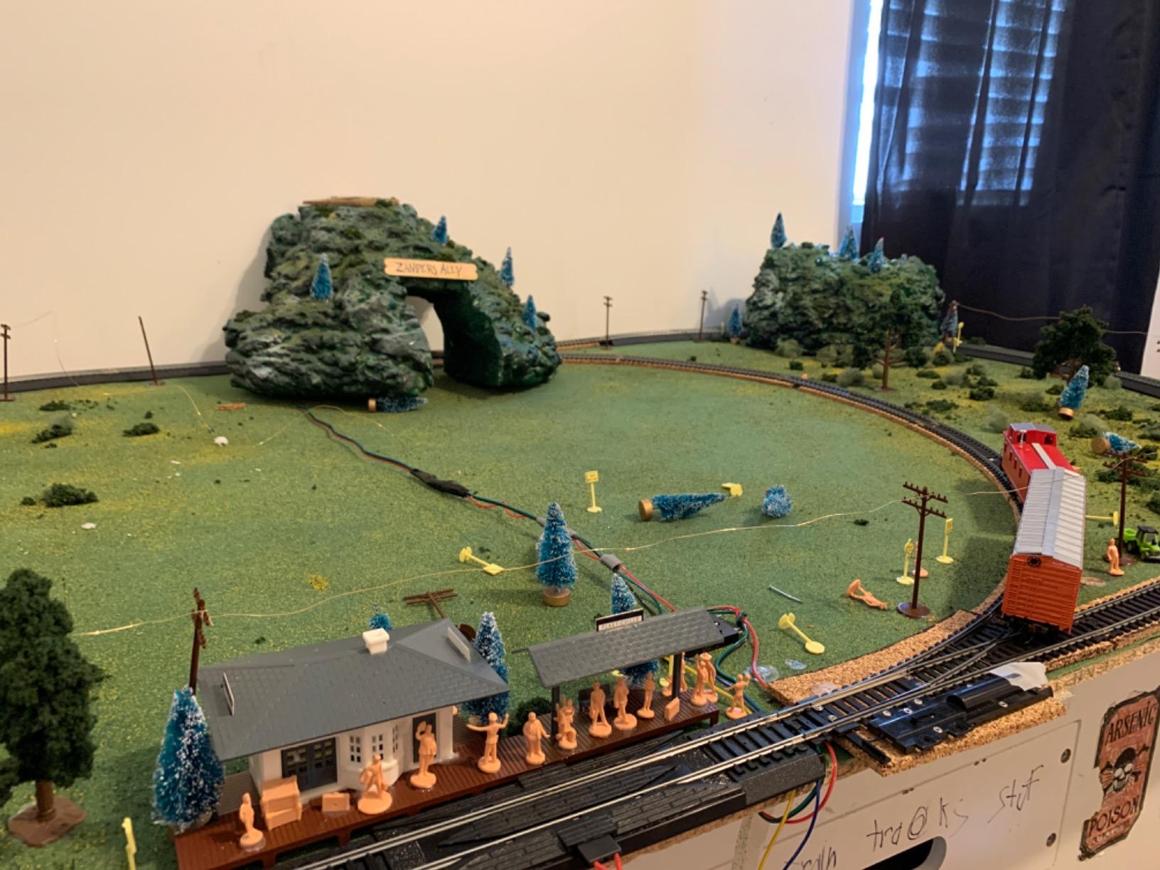 Bachmann Trains - Chattanooga 155-Piece Ready To Run Electric Train Set - HO Scale customer photo 2