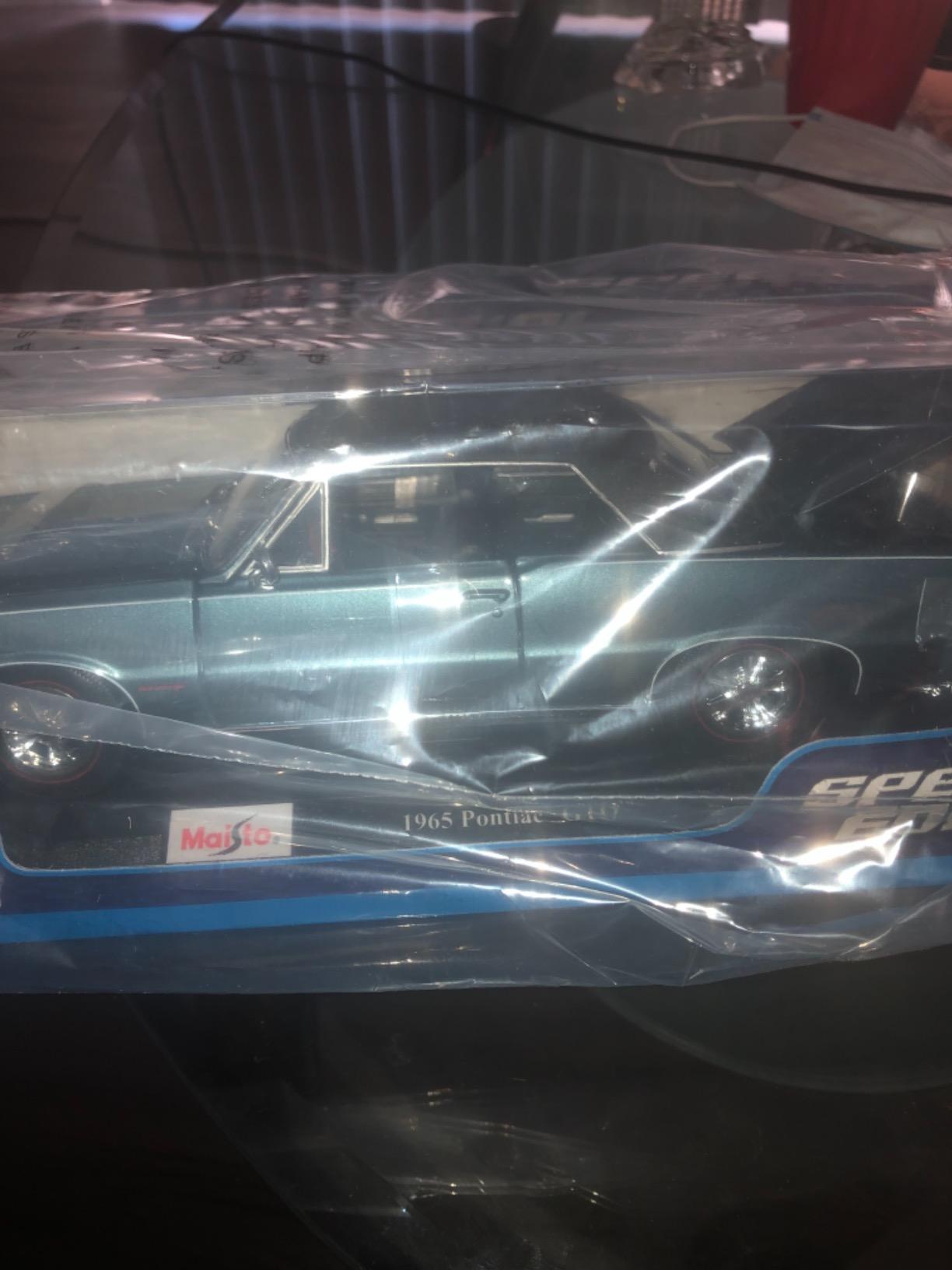 Maisto 1:18 Scale 1965 Pontiac GTO (Hurst Edition) Diecast Vehicle (Colors May Vary) customer photo 2