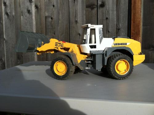 Bruder 02430 Liebherr Articulated Road Loader L 574 Toys Vehicle customer photo 2
