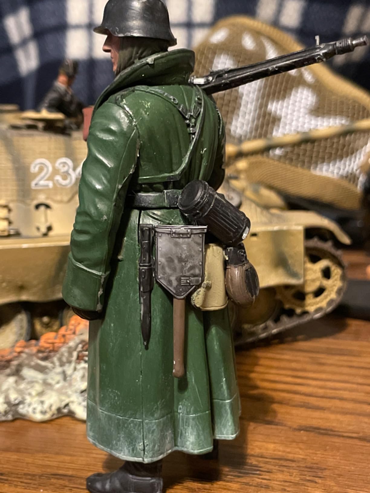 TAMIYA 300036306 1:16 WWII Figure German Soldier with Coat and MG,Grey,Medium customer photo 1