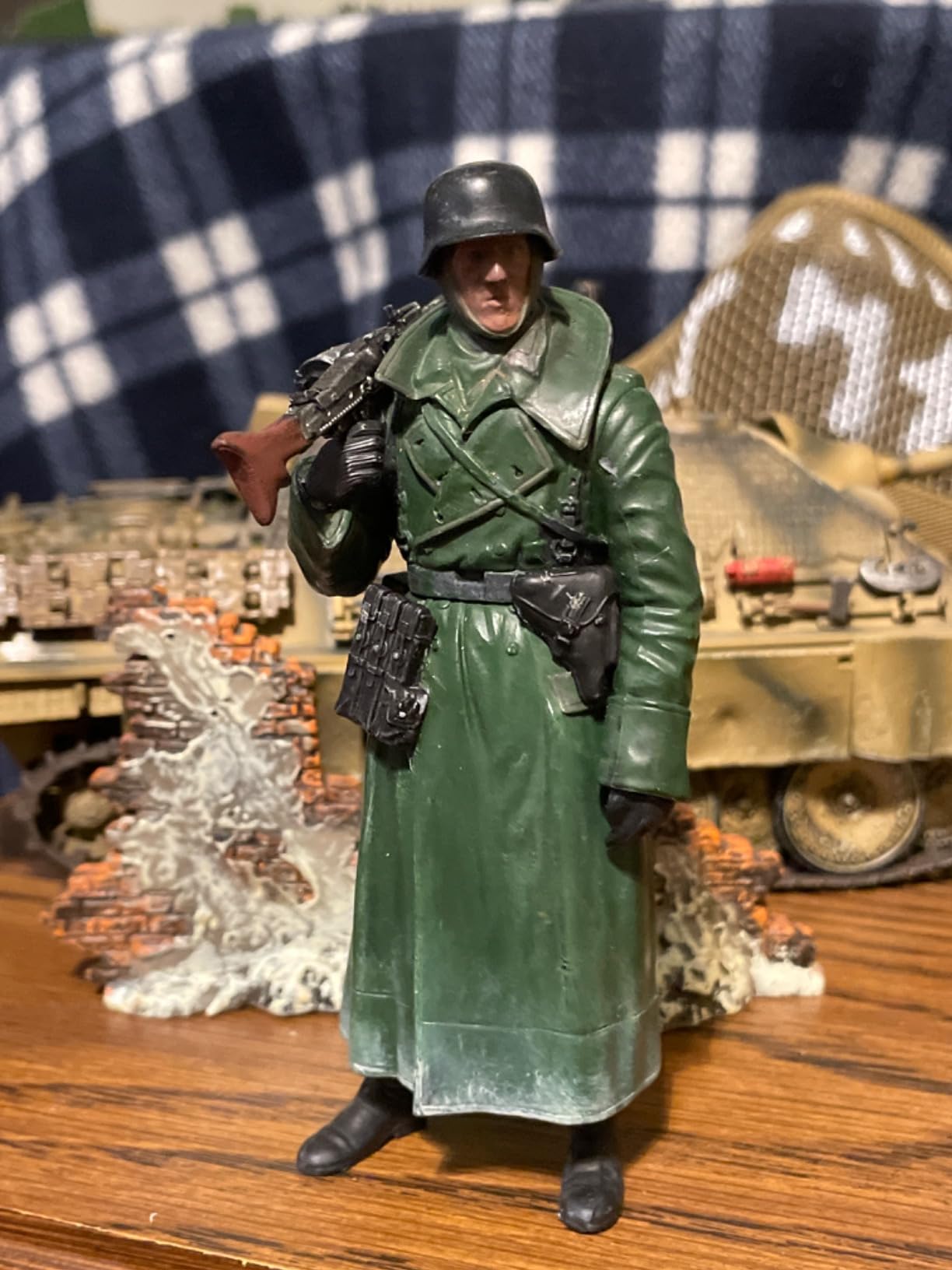 TAMIYA 300036306 1:16 WWII Figure German Soldier with Coat and MG,Grey,Medium customer photo 2