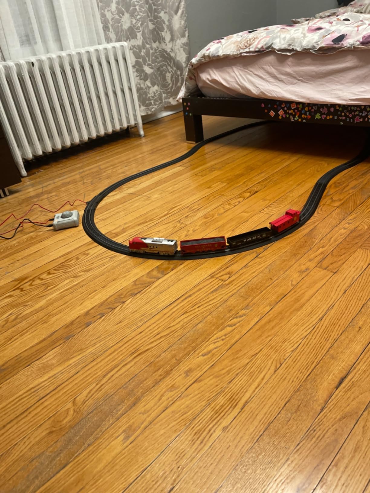 Bachmann Trains - Santa Fe Flyer Ready To Run Electric Train Set - HO Scale customer photo 1