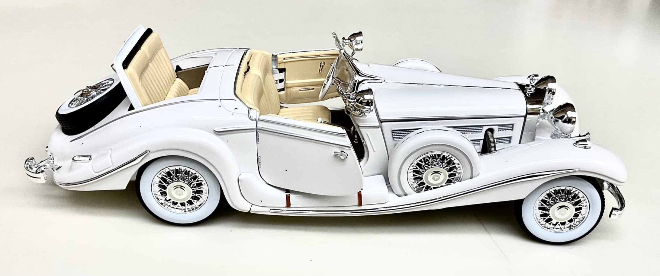 Maisto Plastic 1:18 Scale 1936 M-B 500 K Type Specialroadster Diecast Vehicle, White customer photo 2