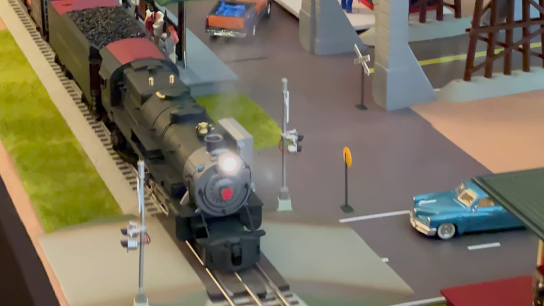 Lionel O Gauge FasTrack Grade Crossing with Flashers Signal Accessory with Sounds customer photo 1