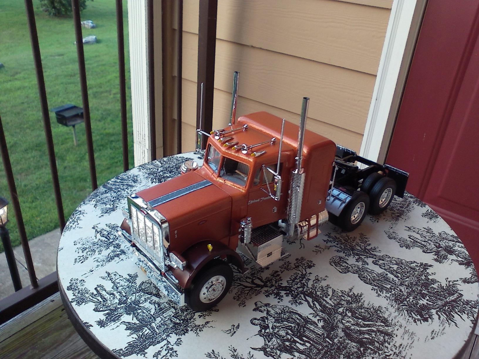 Revell 85-1506 Peterbilt 359 Conventional Tractor 1:25 Scale Model Kit customer photo 2