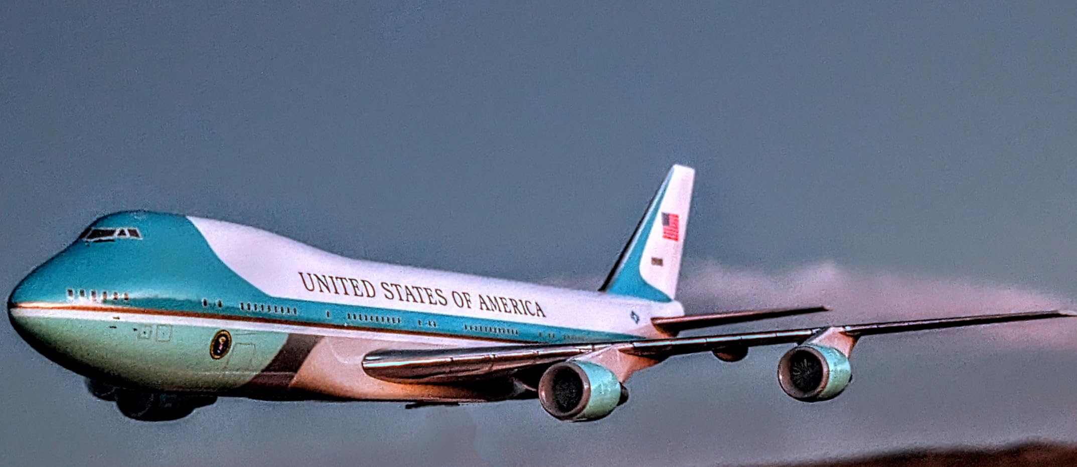 SkyMarks Plastic SKR041 Air Force One Boeing 747-200 VC25 1:250 Scale Desktop Model with Stand customer photo 1