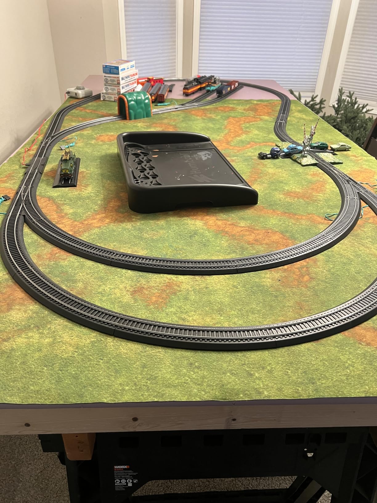 Bachmann Trains Snap-Fit E-Z TRACK WORLD'S GREATEST HOBBY TRACK PACK - Steel Alloy Rail With Black Roadbed - HO Scale customer photo 1