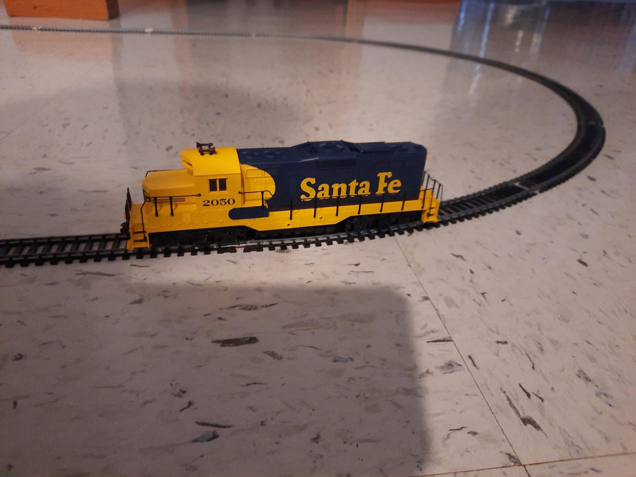 Walthers Trainline EMD HO Scale GP9M Ready-to-Run Santa Fe (Superfleet) #2092 customer photo 1