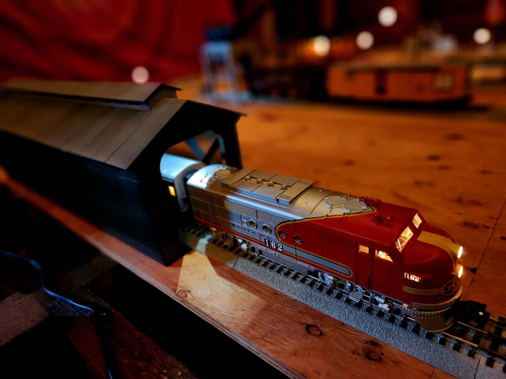 Lionel Twenty-Four Inch Gray Covered Bridge O Gauge Model Train Accessory customer photo 1