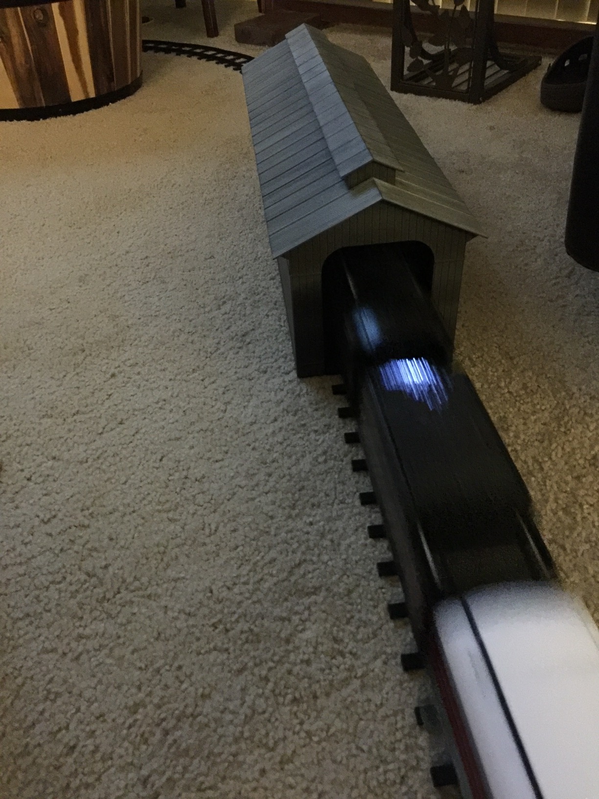 Lionel Twenty-Four Inch Gray Covered Bridge O Gauge Model Train Accessory customer photo 2