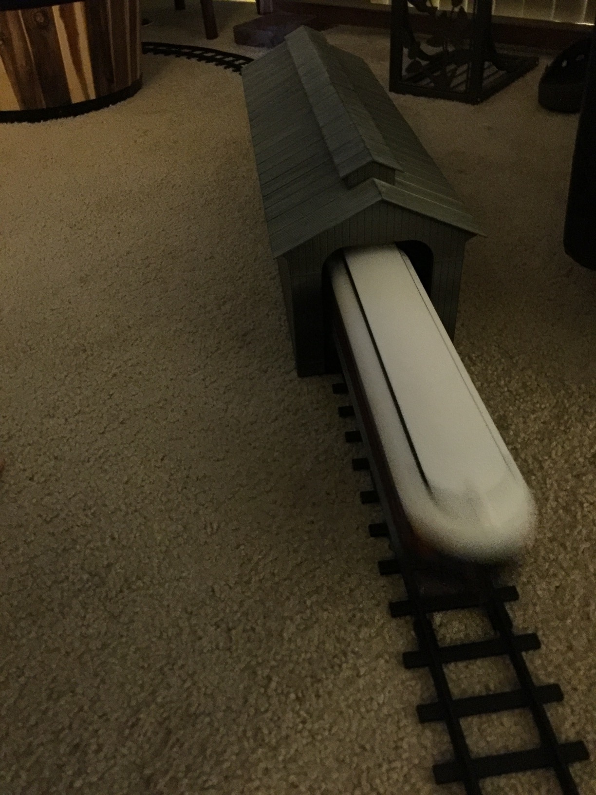 Lionel Twenty-Four Inch Gray Covered Bridge O Gauge Model Train Accessory customer photo 4