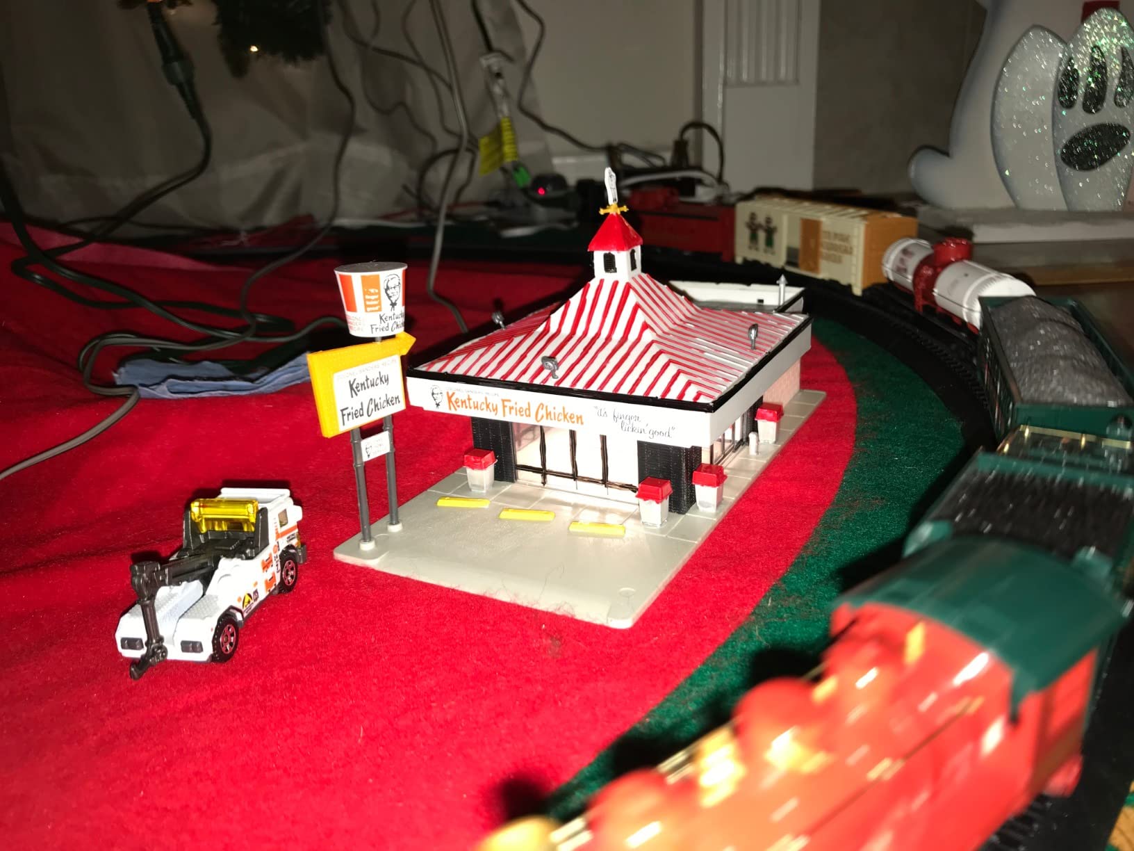 Life-Like Trains HO Scale Building Kits - Kentucky Fried Chicken Drive-in, Intended for ages 14 and up, Red,White customer photo 2