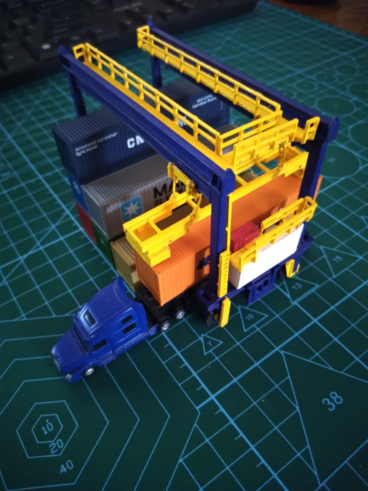 Walthers Cornerstone MI-Jack Translift(R) Intermodal Crane 933-3222 N Scale Model Railroad - Structure Kit customer photo 2