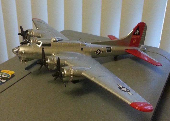 InAir E-Z Build B-17 Flying Fortress Model Kit (Red) customer photo 1