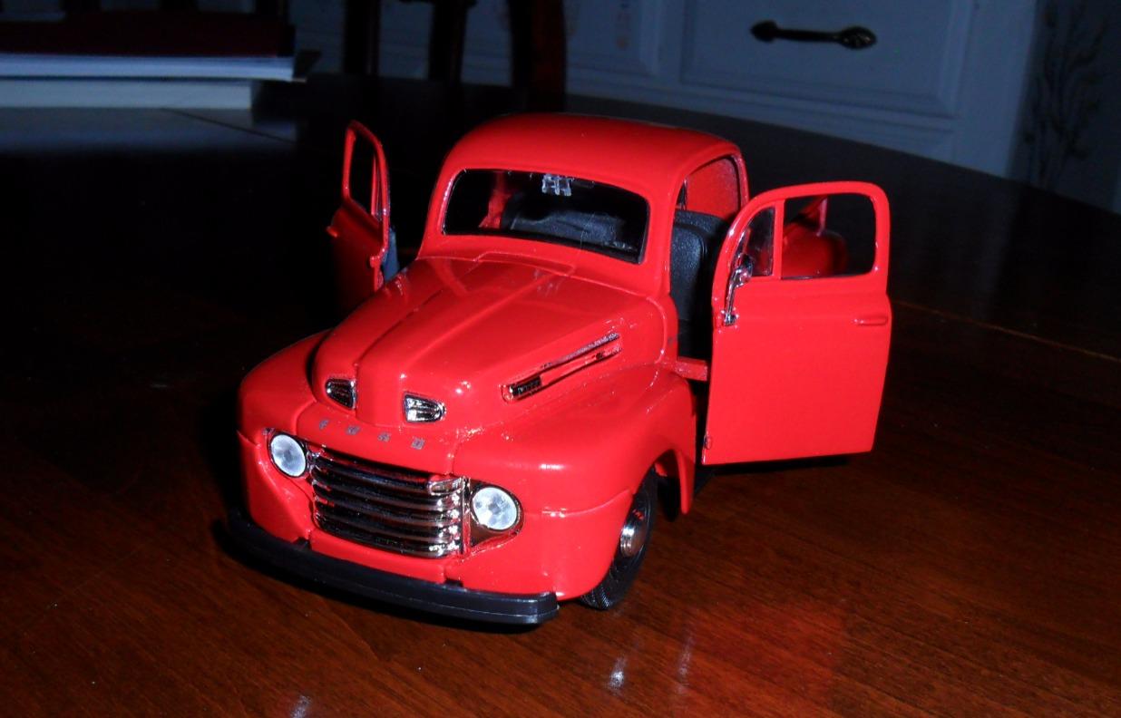 Maisto 1:25 Scale 1948 Ford F-1 Pickup Truck (Special Edition Diecast) customer photo 1