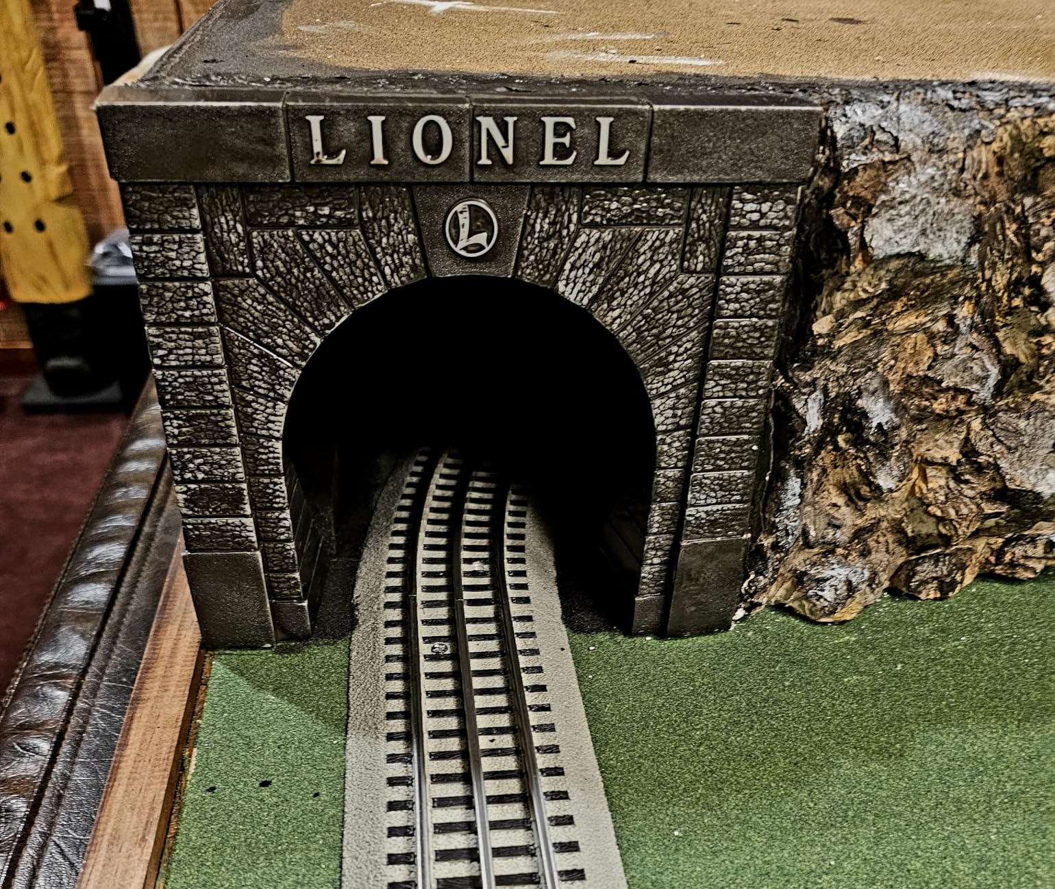 Lionel Railroad Tunnel Portal Structures (2-Pack), Model Train Tunnel Accessories with Realistic Brick Design, Train Layout Scenery for Model Railroads, Ages 14+ customer photo 1