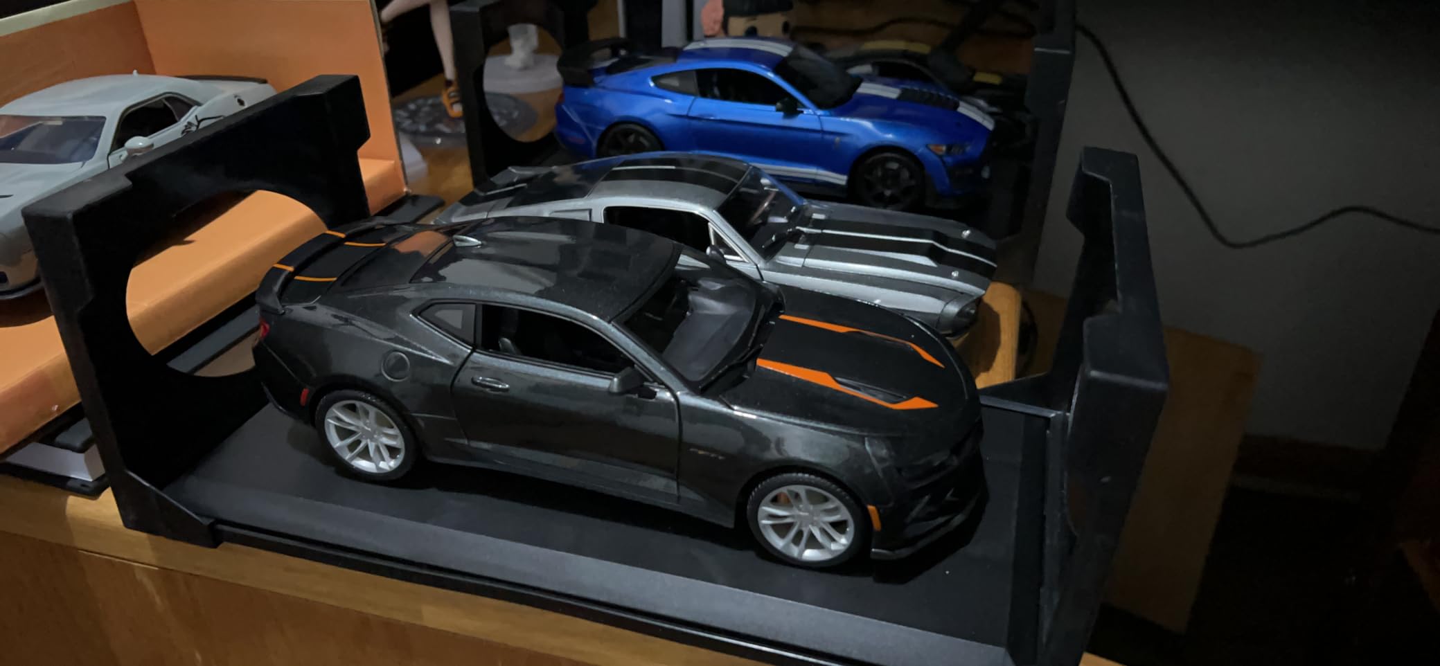 Maisto 1:18 SE 2017 50th Anniversary Chevrolet Camaro (Metallic Gray) customer photo 1