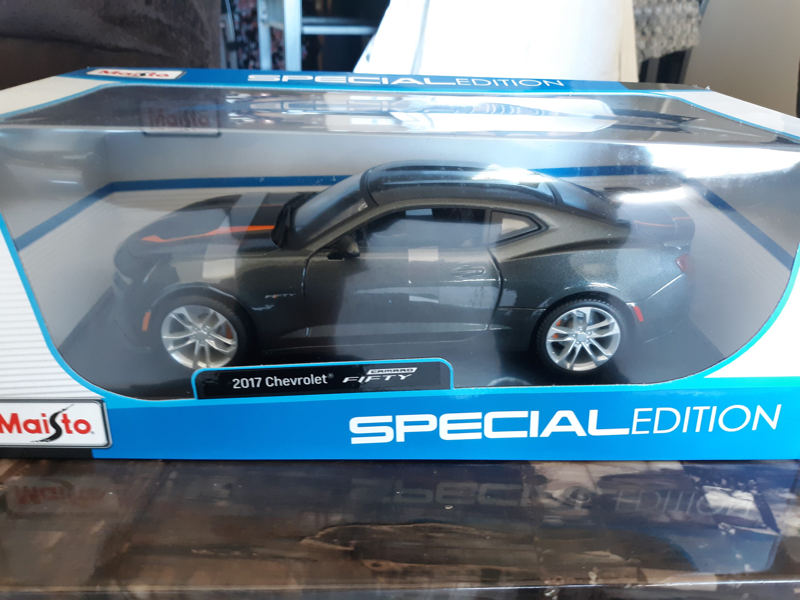 Maisto 1:18 SE 2017 50th Anniversary Chevrolet Camaro (Metallic Gray) customer photo 2