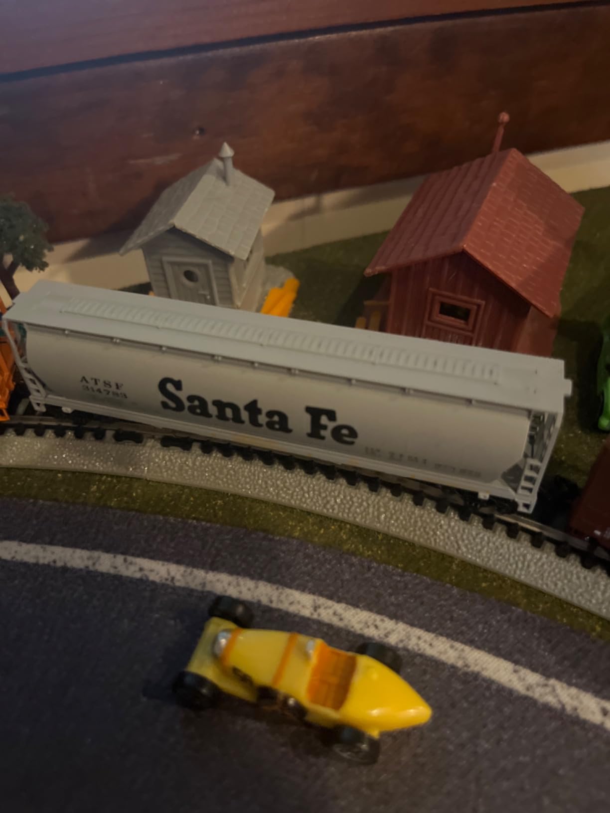 Bachmann Industries Inc. Canadian 4-Bay Cylindrical Grain Hopper Santa Fe - N Scale customer photo 1