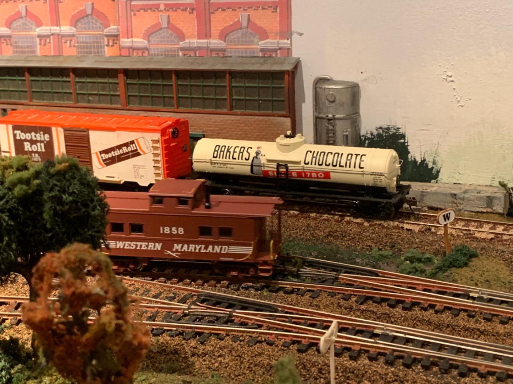 Walthers Trainline HO Scale Model 40' Tank Car with Metal Wheels - Gulf Oil Company customer photo 1