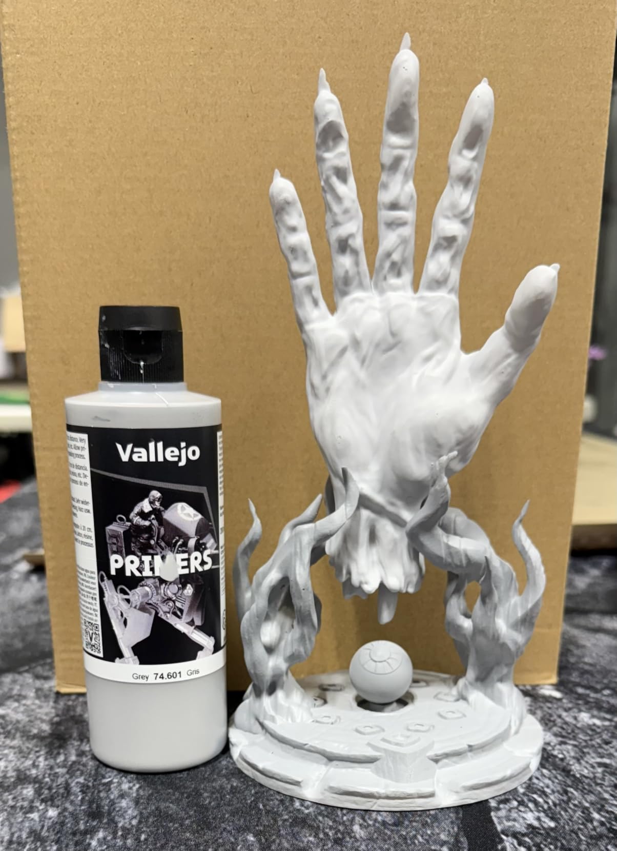 Vallejo - Surface Primer Color | Grey Acrylic Primer 200 ml (6.76 fl.oz.) | Matte Finish and Fast Drying | Perfect for Airbrushing and Great Adhesion to Figurines and Scale Models customer photo 1