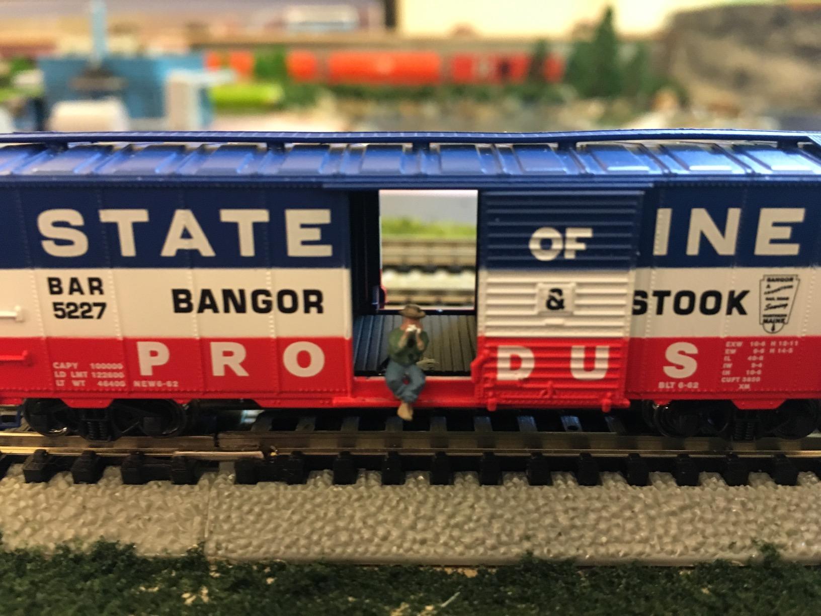 Bachmann Industries Inc. AAR 40' Steel Box Car Bangor and Aroostook - N Scale, Red, White and Blue customer photo 2