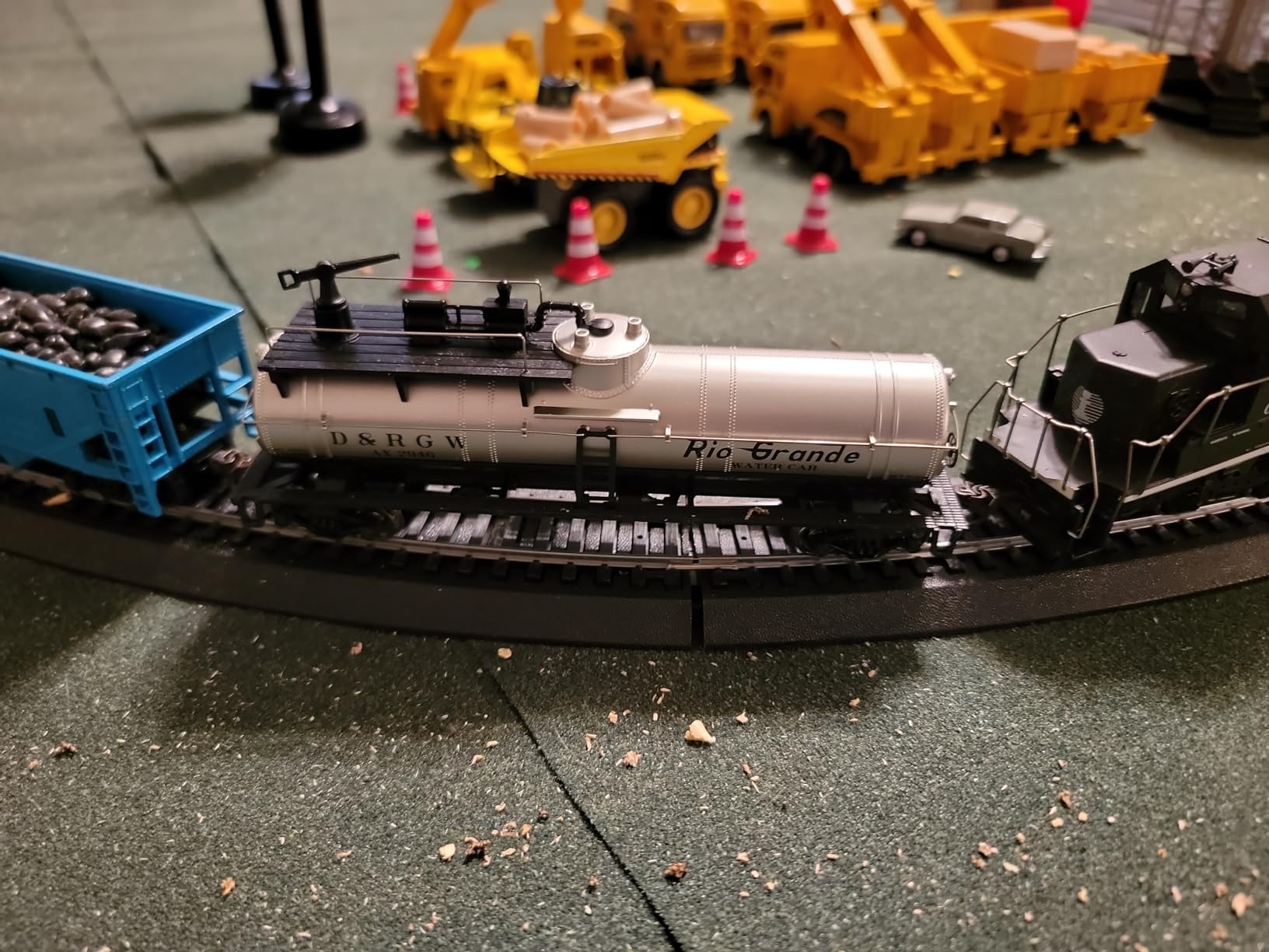 Walthers Trainline Firefighting Car-Ready to Run-Denver & Rio Grande Western(TM) #AX 2946 (Silver, Black) 931-1791 HO Scale Model Railroad - Freight Model customer photo 1