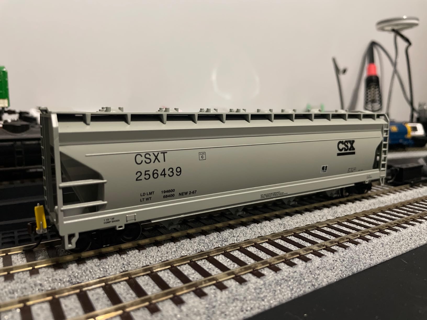 Bachmann Industries CSX #256439 ACF 56' Center-Flow Hopper customer photo 1