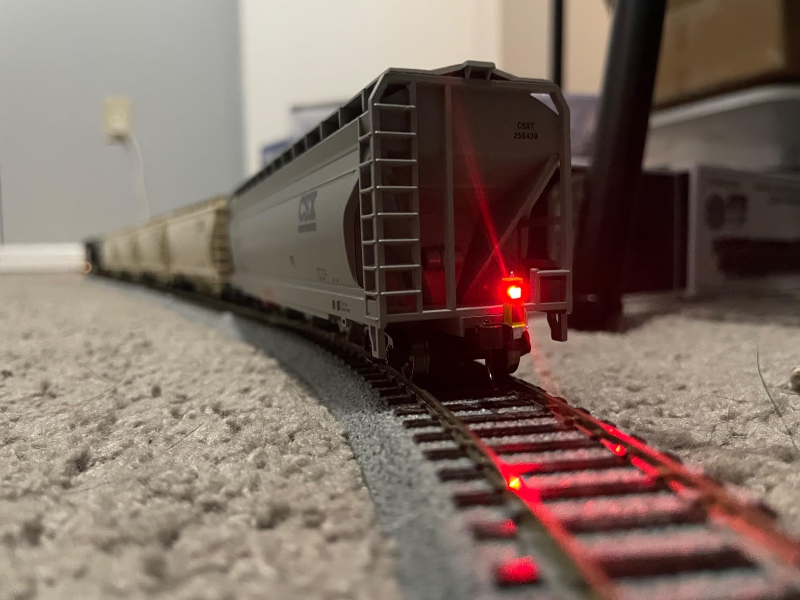 Bachmann Industries CSX #256439 ACF 56' Center-Flow Hopper customer photo 2