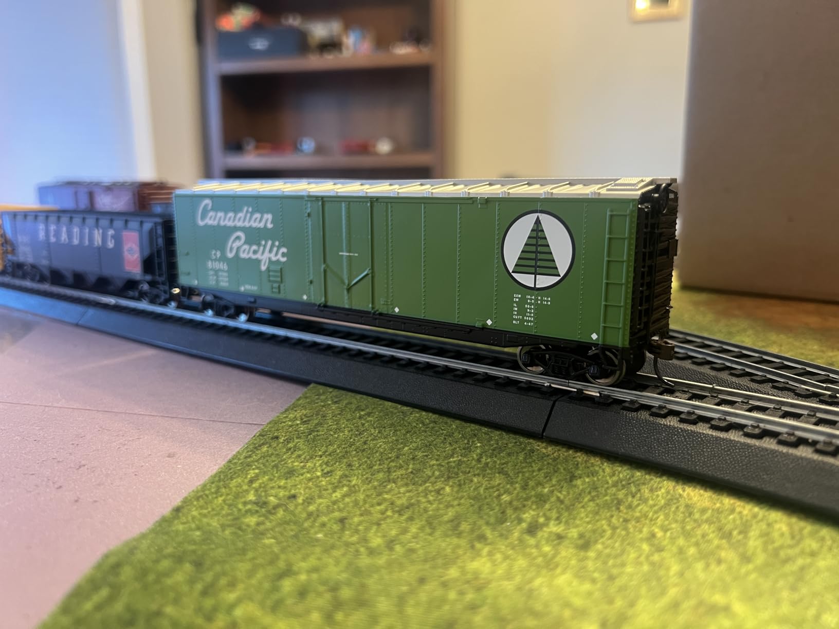 Walthers Trainline 50' Plug-Door Boxcar-Ready to Run-Union Pacific(R) 931-1672 HO Scale Model Railroad - Freight Model customer photo 2