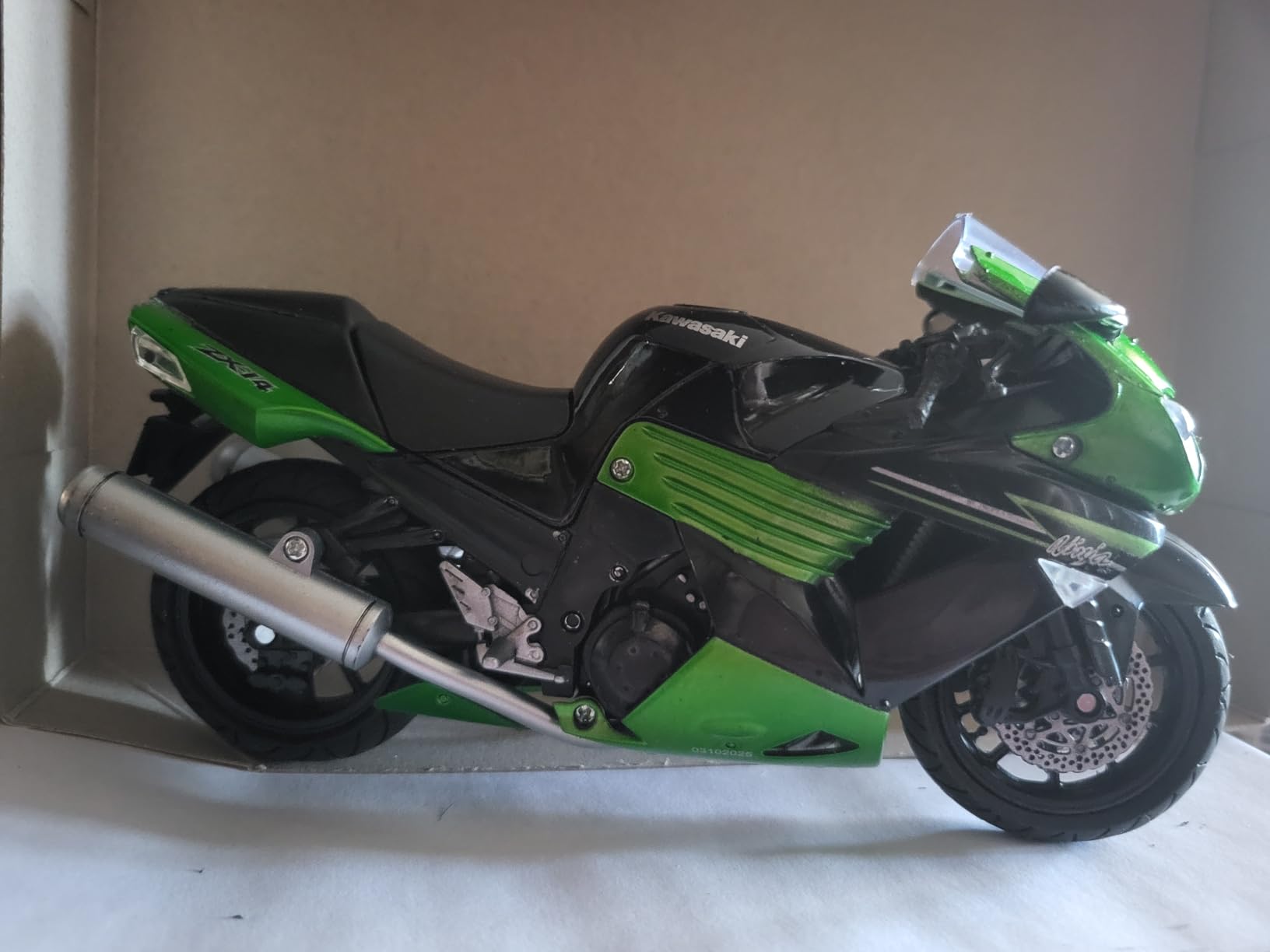 New Ray 2011 Kawasaki ZX-14 Ninja Green Motorcycle Model 1/12 customer photo 1