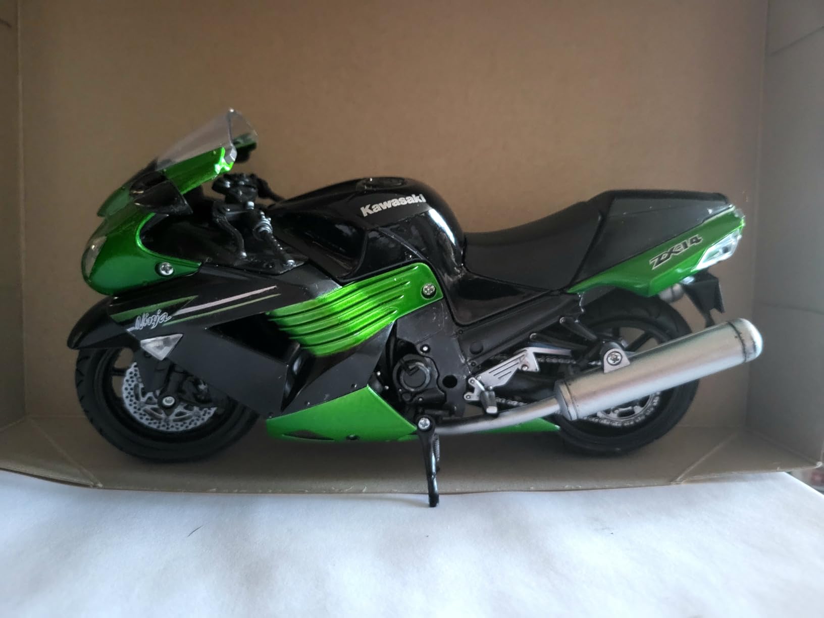 New Ray 2011 Kawasaki ZX-14 Ninja Green Motorcycle Model 1/12 customer photo 2