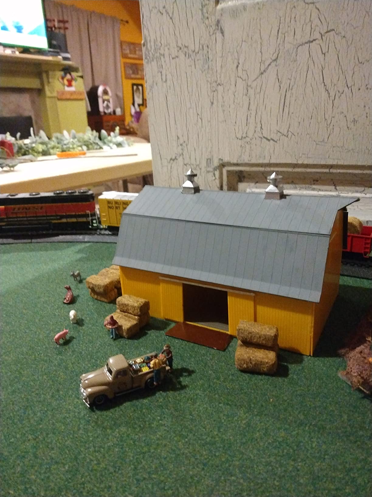 Walthers Cornerstone Antiques Barn 933-3339 HO Scale Model Railroad - Structure Kit customer photo 1