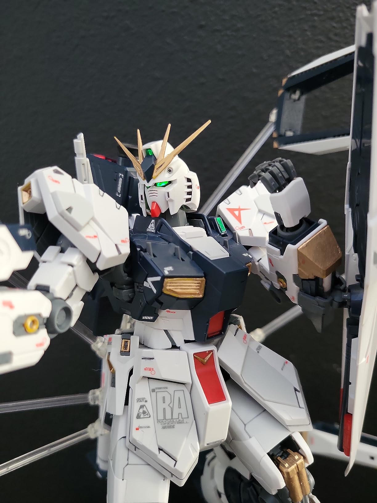Bandai Hobby Nu Gundam Version Ka Char's Counterattack 1/100 - Master Grade customer photo 2