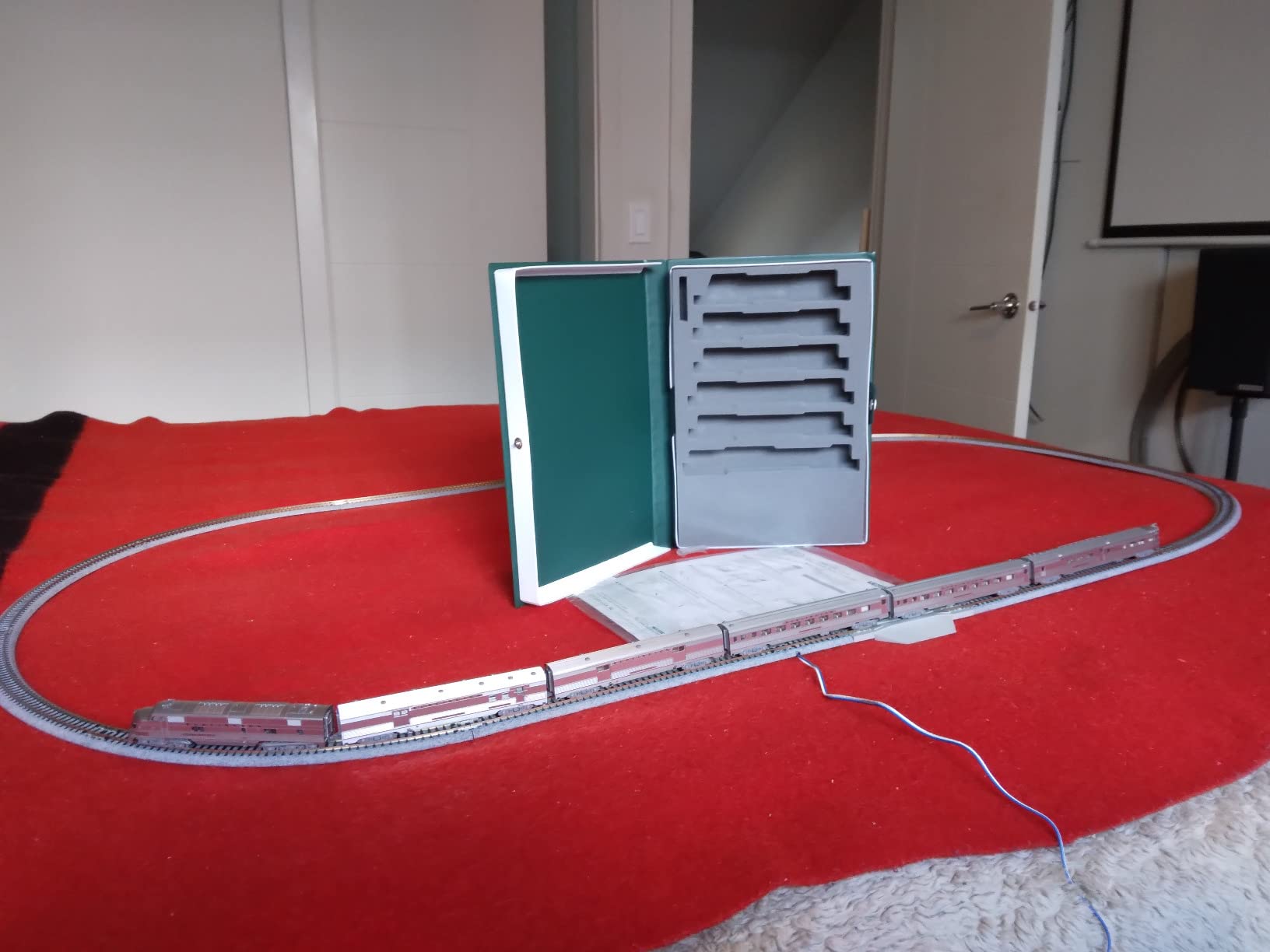 Kato USA Model Train Products CB&Q EMD E5A Silver Streak Zephyr 6-Unit Set customer photo 1