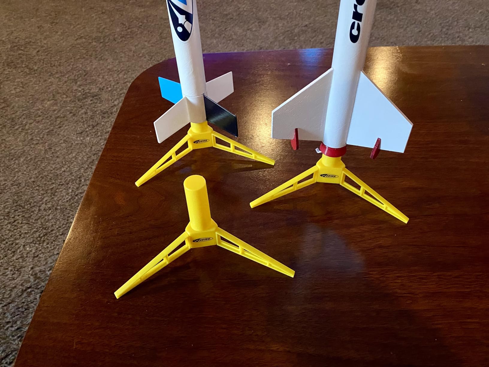 Estes 2291 Pack of 3 Model Rocket Display Stands, Flying-Rocket-Model Standard Holders, Rocket Model Kit Accessories for Ages 10+ customer photo 1