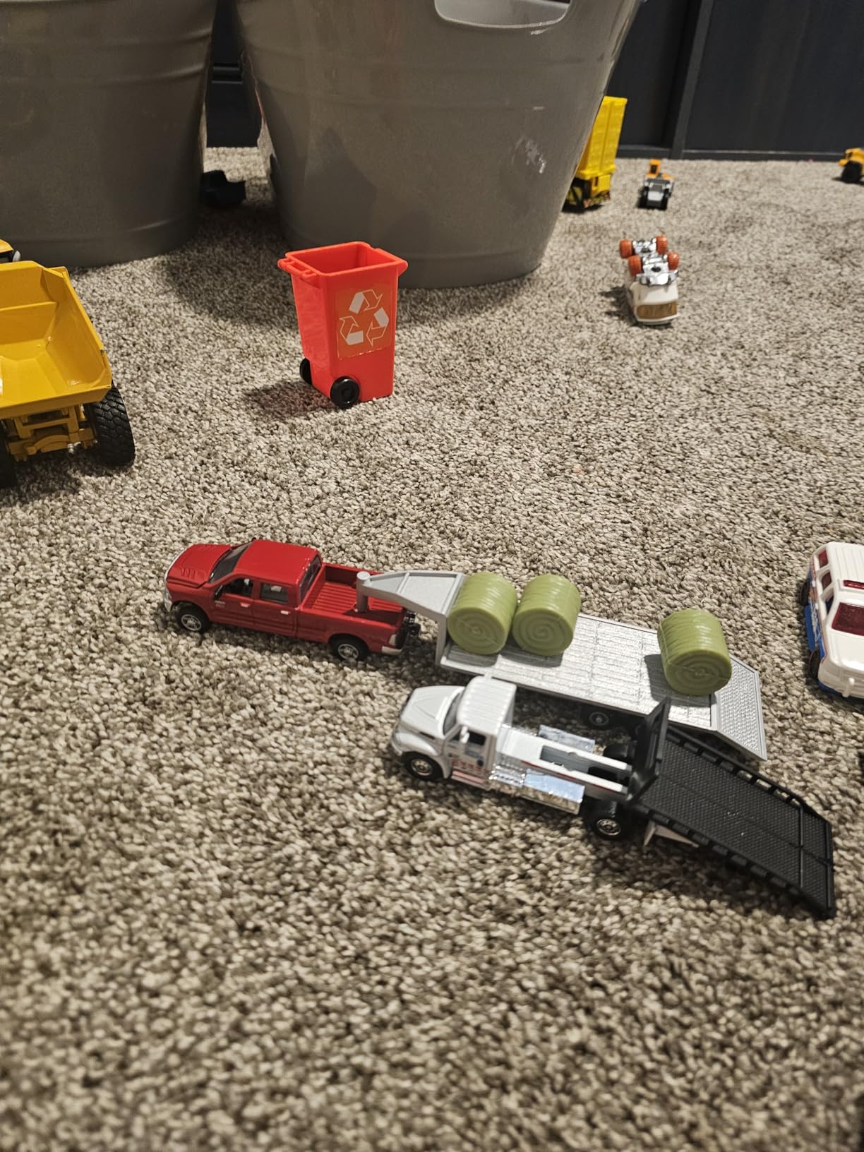 ERTL Dodge Pickup with Diecast Trailer and Bales, 1:64-Scale ZFN14855 customer photo 1