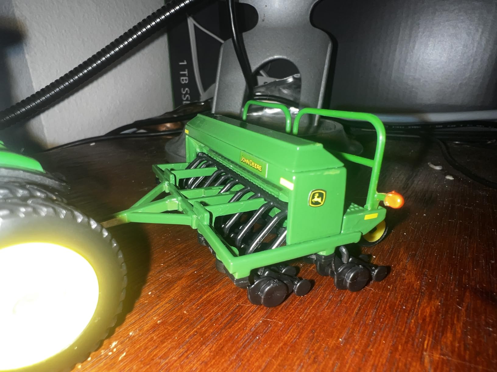 ERTL John Deere 7215R Tractor with 1590 Grain Drill Replica - 1:64 Scale - Authentic Die-Cast and Plastic Replica - John Deere Tractor Toys, Green customer photo 1
