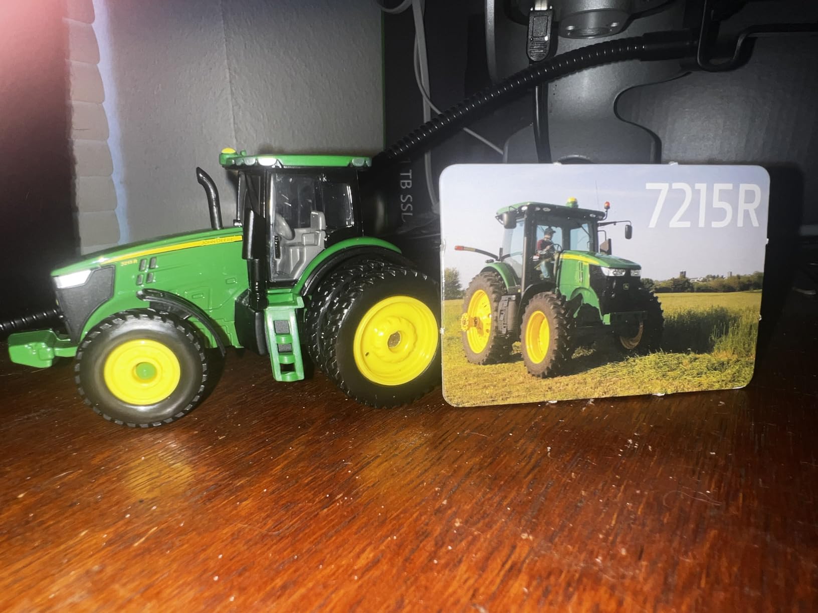 ERTL John Deere 7215R Tractor with 1590 Grain Drill Replica - 1:64 Scale - Authentic Die-Cast and Plastic Replica - John Deere Tractor Toys, Green customer photo 2