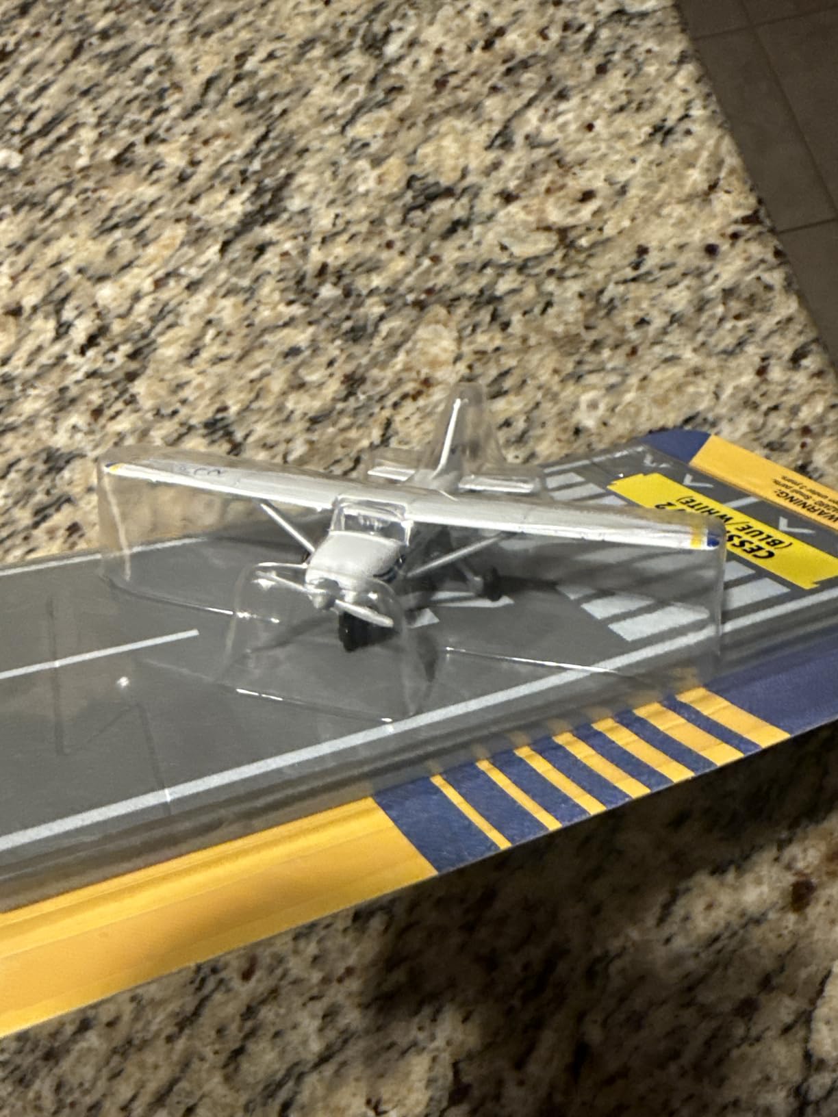 Daron Runway24 Cessna 172 2000 Skyhawk Blue/White 1:87 Scale Diecast Airplane Model with Runway customer photo 2