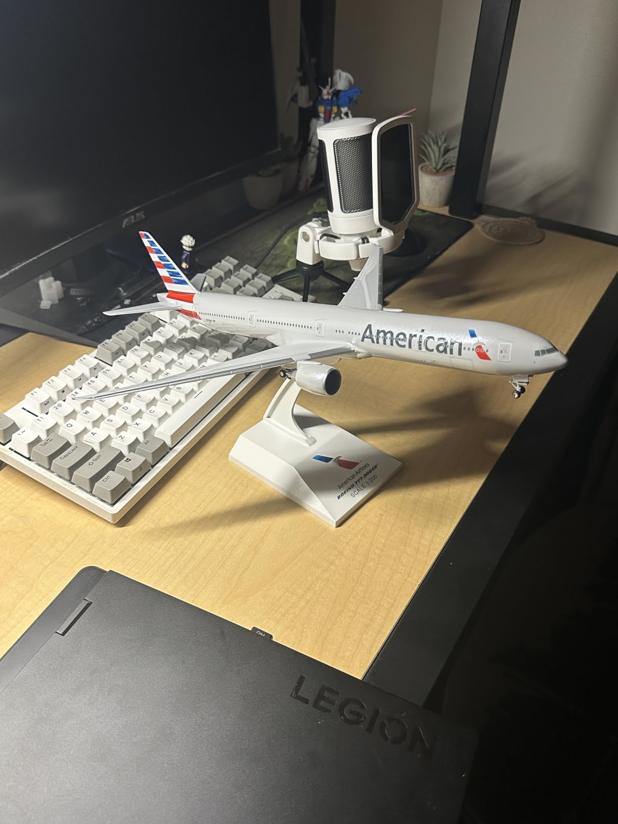 Daron Skymarks SKR715 American 777-300 New Livery Airplane Model Building Kit with Gear, 1/200-Scale customer photo 1