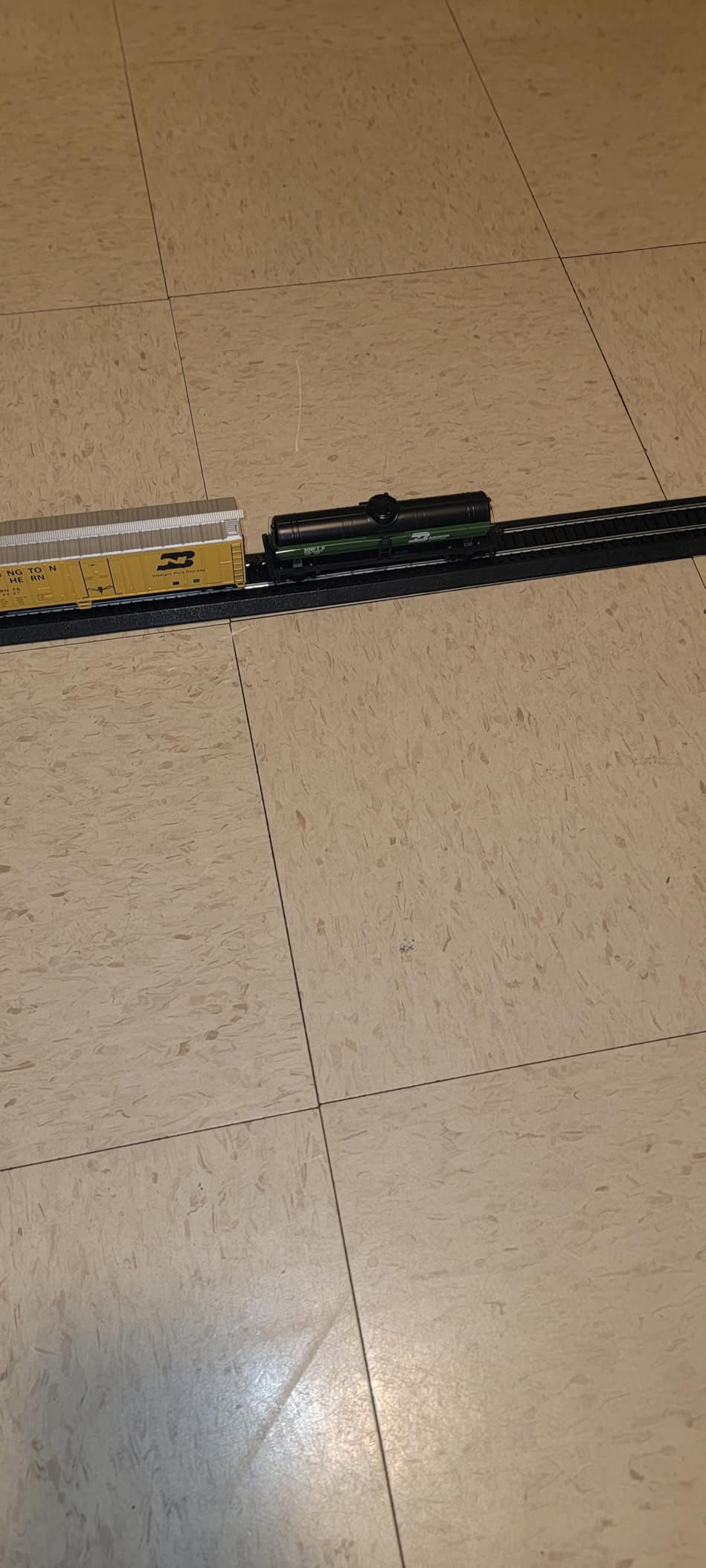 Walthers Trainline Tank Car-Ready to Run-Burlington Northern (Cascade Green, Black, White) 931-1440 HO Scale Model Railroad - Freight Model customer photo 1