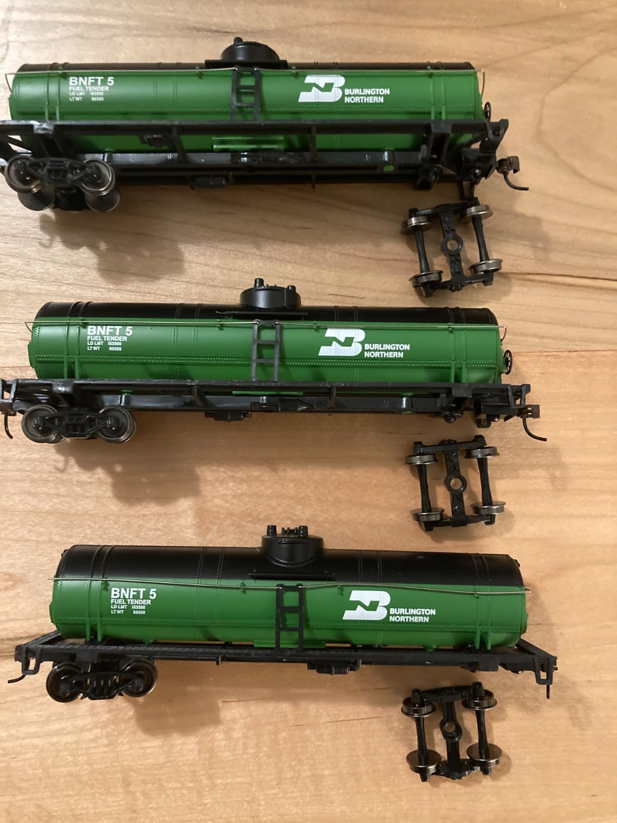Walthers Trainline Tank Car-Ready to Run-Burlington Northern (Cascade Green, Black, White) 931-1440 HO Scale Model Railroad - Freight Model customer photo 2
