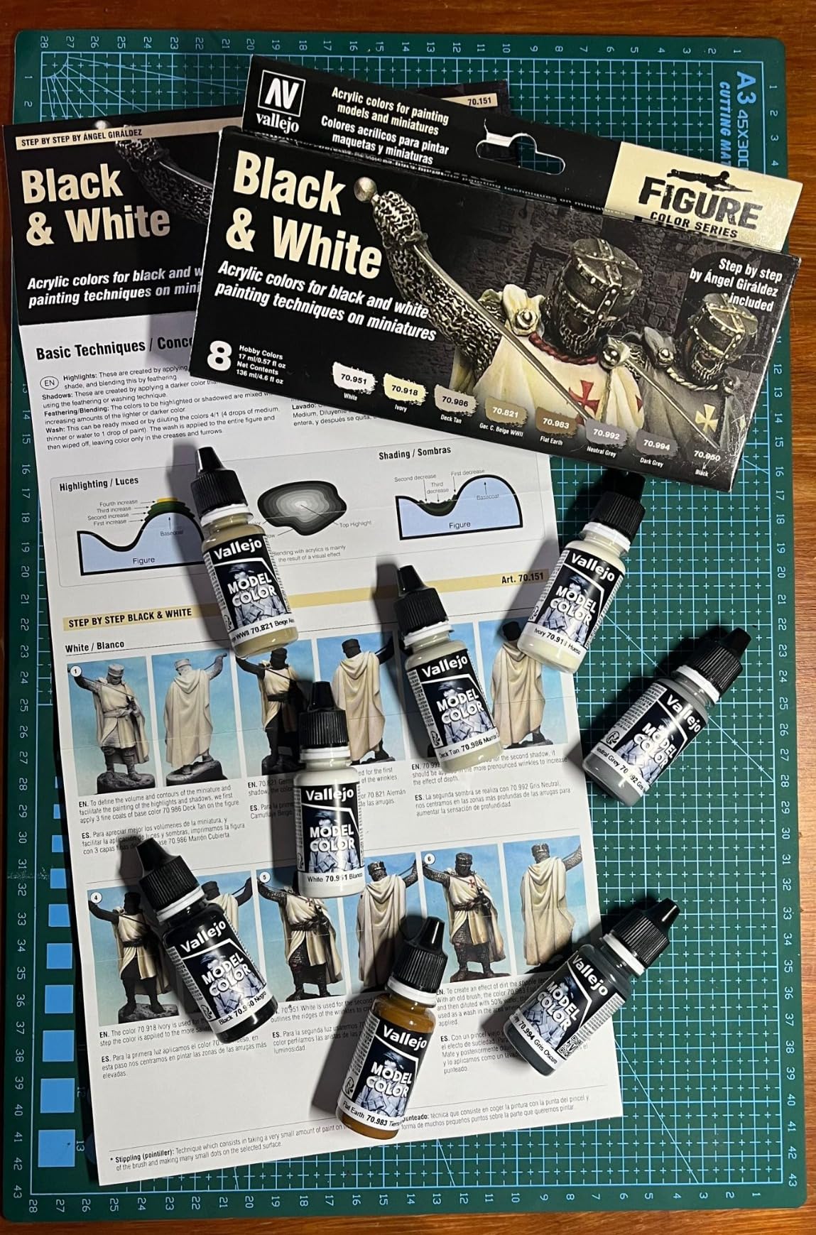 Vallejo - Black & White Acrylic Paint Set | Model Color | Figure Color Series Miniature Model Kit to Achieve Different Nuances with Artist-Grade Pigments | 8 Bottles x 18 ml. (0.60 fl.oz) customer photo 2