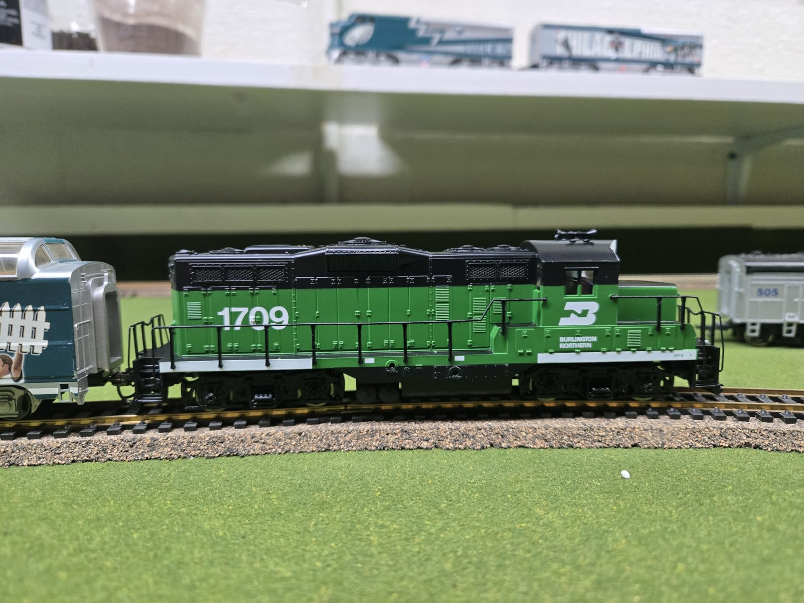 Walthers Trainline EMD GP9M-Standard DC-Burlington Northern #1709 (Green, White) - HO Scale customer photo 2
