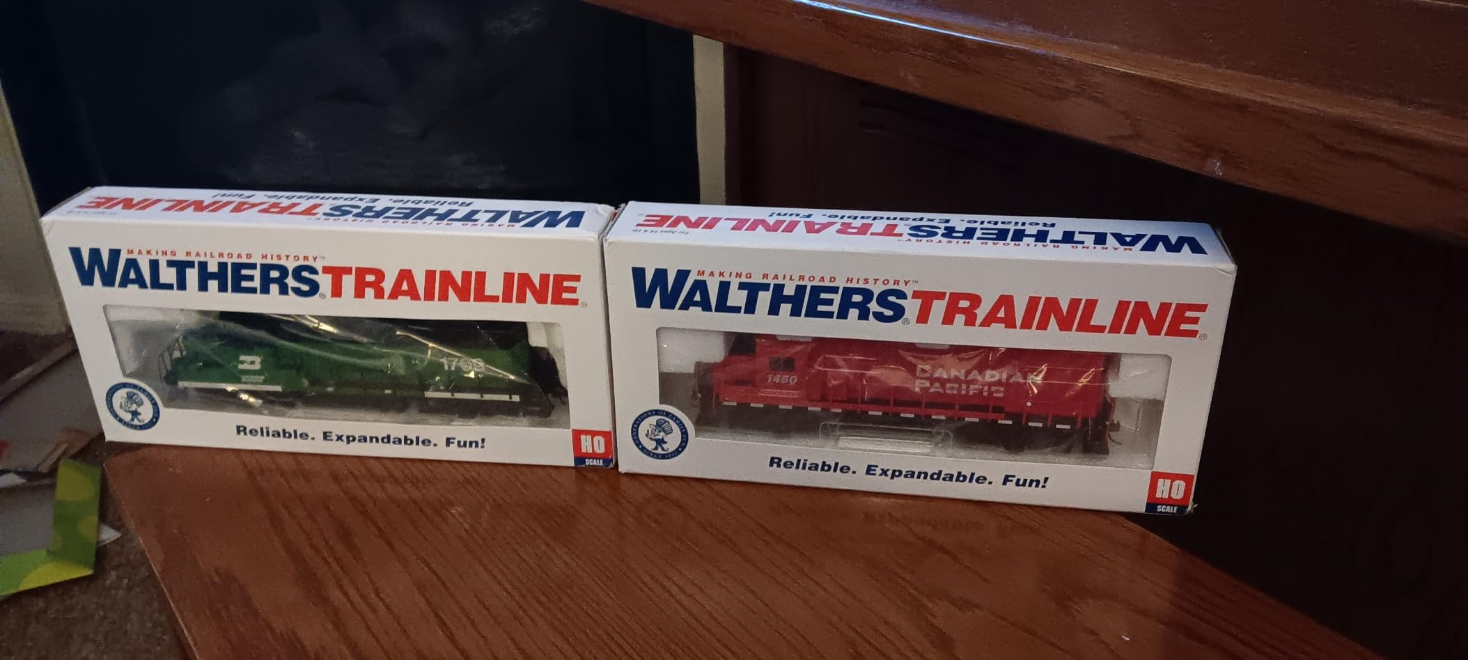 Walthers Trainline EMD GP9M-Standard DC-Burlington Northern #1709 (Green, White) 931-101 HO Scale Model Railroad - Locomotive Model customer photo 3