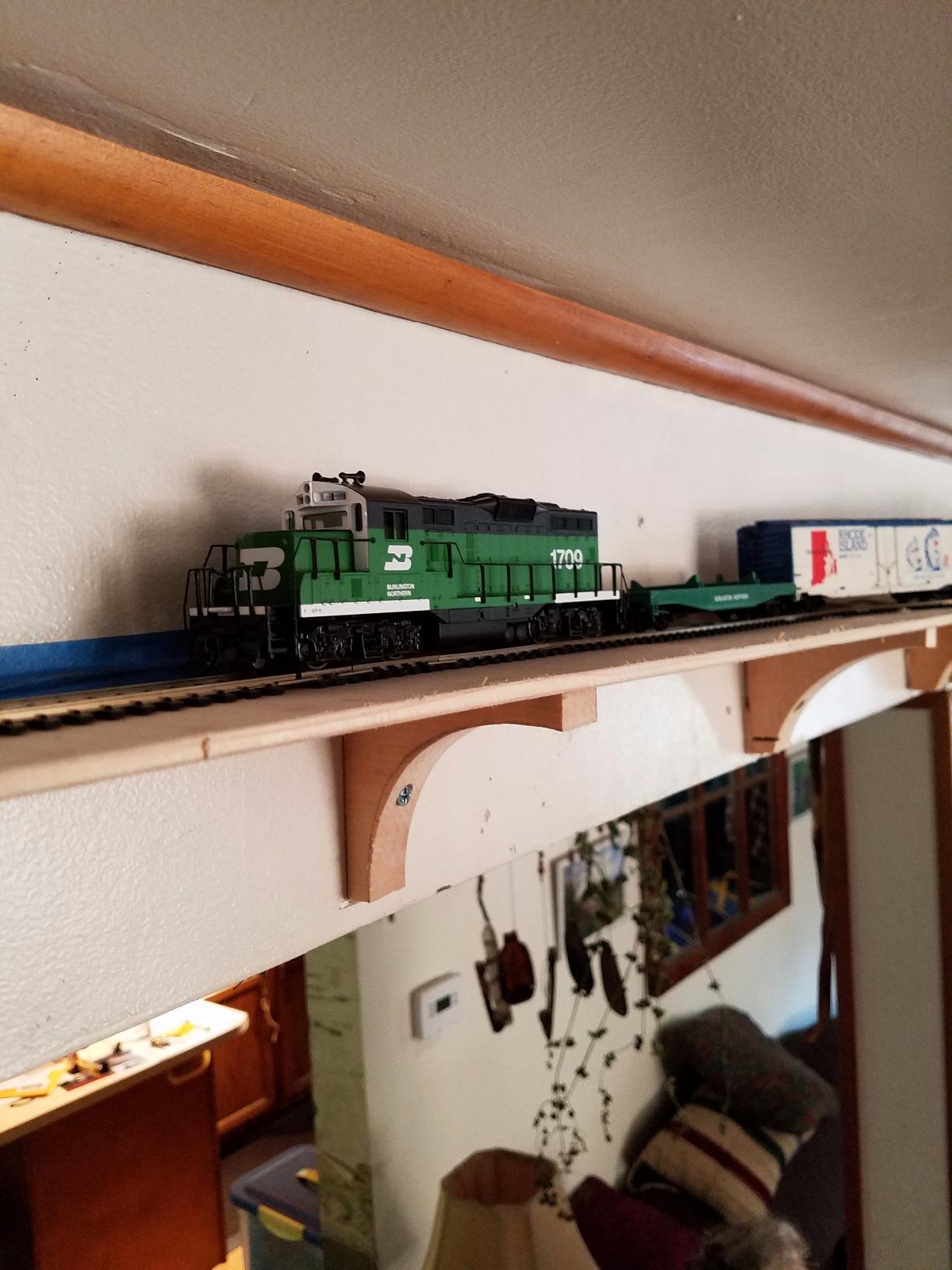 Walthers Trainline EMD GP9M-Standard DC-Burlington Northern #1709 (Green, White) 931-101 HO Scale Model Railroad - Locomotive Model customer photo 5