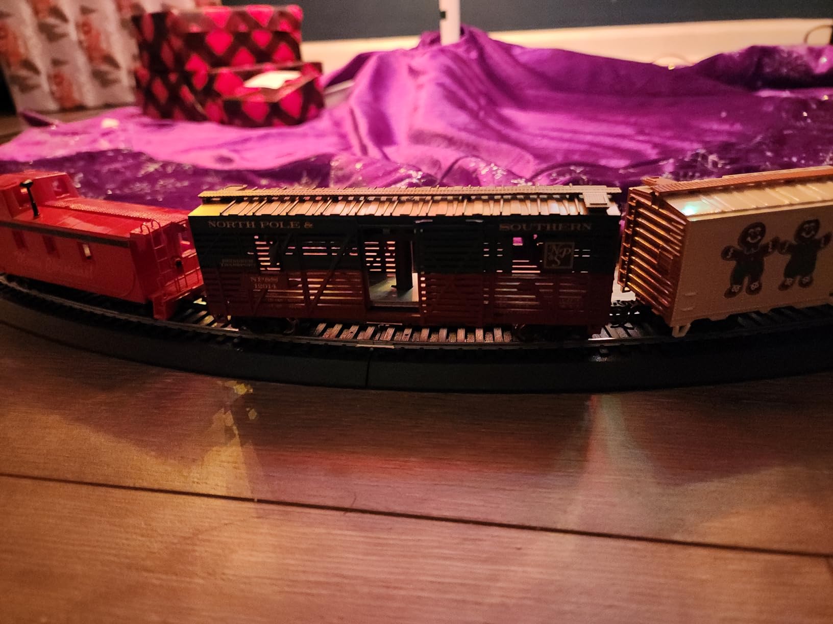 Bachmann 40' Animated Stock Car - CHRISTMAS with REINDEER - HO Scale customer photo 1