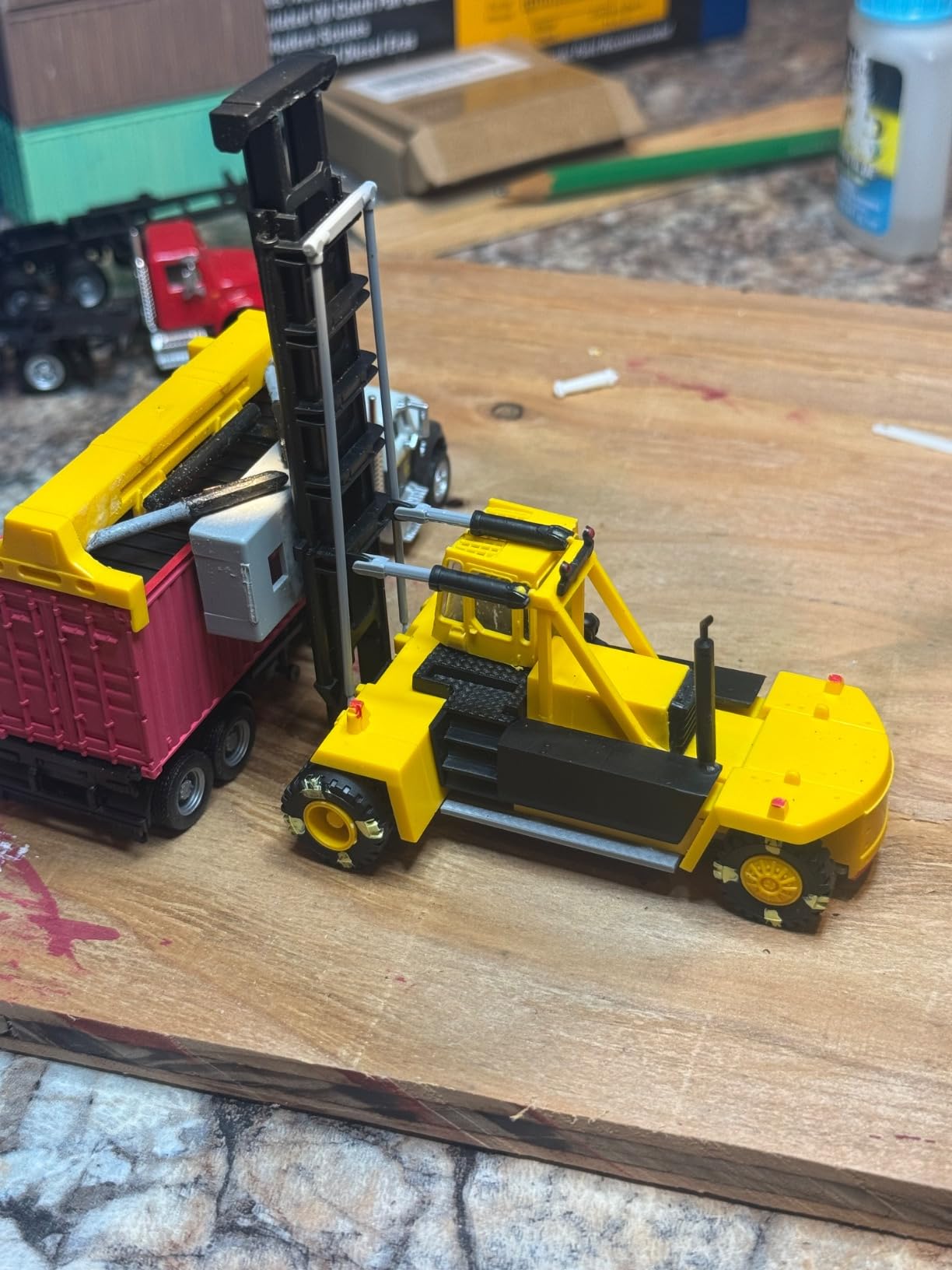 Walthers Cornerstone Kalmar Intermodal Container Crane 933-3109 HO Scale Model Railroad - Vehicle Kit customer photo 2