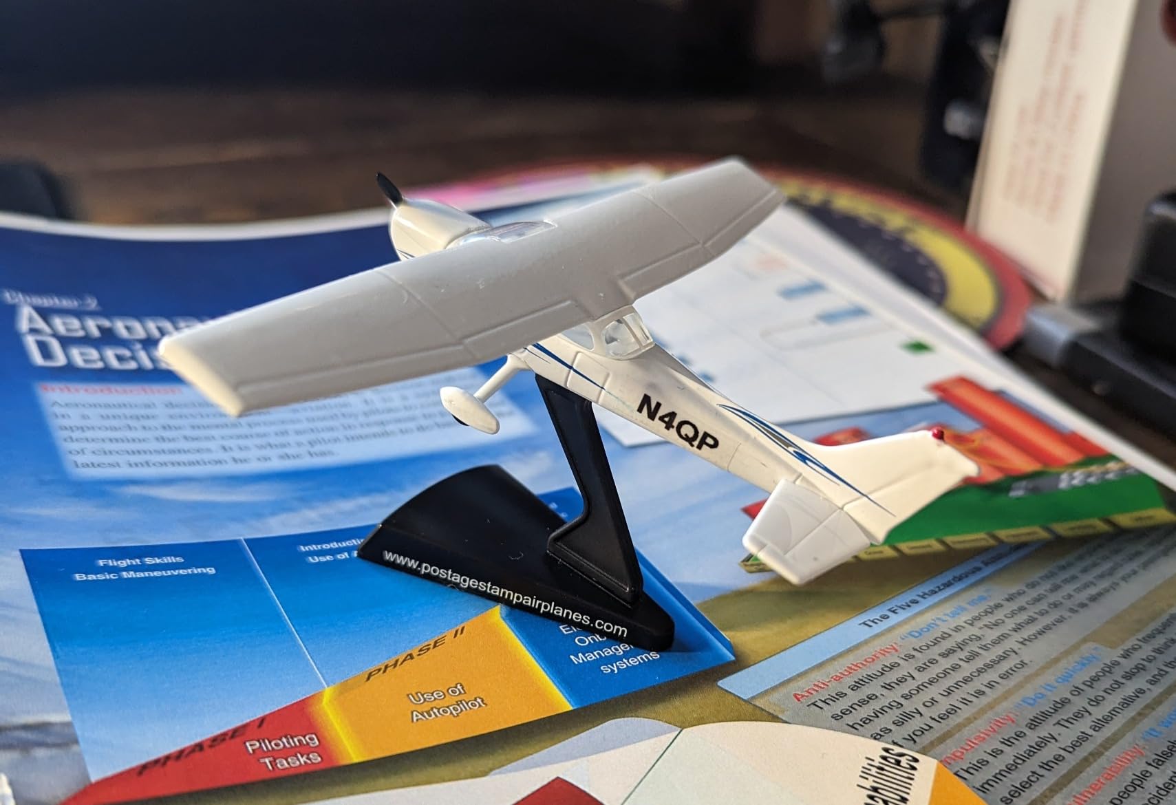 Daron Worldwide Trading Postage Stamp PS5603-2 Cessna 172 SkyHawk 1:87 Diecast Display Model, White customer photo 2